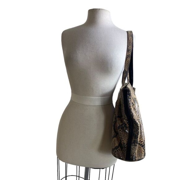 Guess large tote python print on faux leather large Guess chrome medalli… - Picture 4 of 7